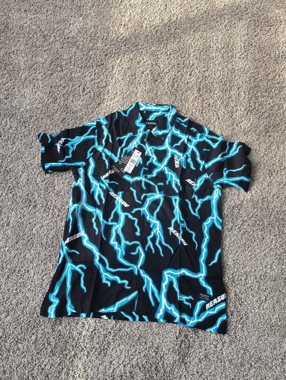 Mens Reason brand Short Sleeve Shirt Size Large, Run small fit like a medium